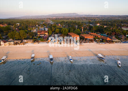 Luftaufnahme der Insel Lembongan und Strand bei Sonnenuntergang auf Bali, Indonesien Stockfoto