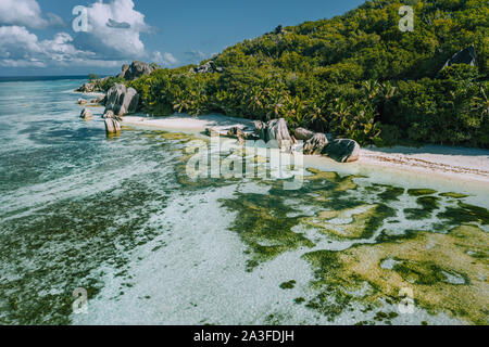 Luftaufnahme von exotischen Anse Source D'Argent der Strand auf La Digue Island, Seychellen. Stockfoto