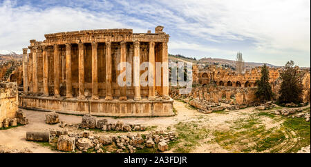 Antike römische Bacchus Tempel Panorama mit umliegenden Ruinen und Stadt, Bekaa-tal, Baalbek, Libanon Stockfoto