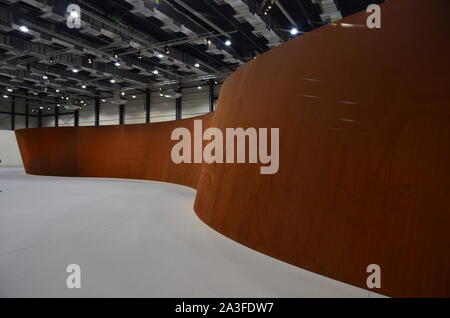 "Lauf der Zeit" von Richard Serra, Doha Stockfoto