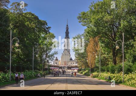 Tschenstochau, Polen - 15. September 2019: Allee im Zentrum der Stadt mit Blick auf das Kloster Jasna Gora in Czestochowa, Polen. Stockfoto