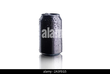 Nass schwarze Aluminium Dose Bier, Limonade oder Tonic auf weißem Hintergrund mit Kondensation Tropfen isoliert. Leere Verpackungen mockup mit kein Etikett Stockfoto