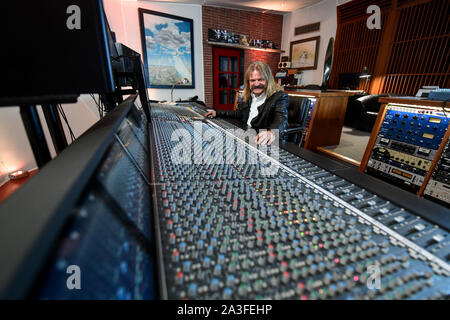 Tutzing, Deutschland. 02 Okt, 2019. Die Musiker und Produzent Leslie Mandoki sitzt am Mischpult in seinem Tonstudio. Mandoki hat das Doppelalbum "Leben in die Lücke/ungarischen Bilder' mit seiner internationalen Star Truppe bin andoki Soulmates" und Konzerte im Herbst 2019 geben. (Dpa musikalische fingertip's "andoki mit dem 'Soul Mates' Credit): Tobias Hase/dpa/Alamy leben Nachrichten Stockfoto
