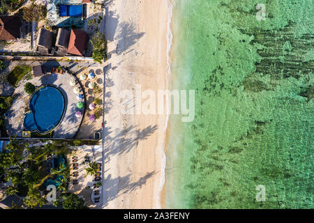 Von oben nach unten Blick auf Nusa Lembongan Beach Resort und Hotel in Bali, Indonesien gefüttert Stockfoto