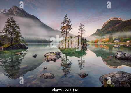 Hintersee, Deutschen Alpen, Deutschland. Bild von Hintersee im südlichen Bayern, Deutschland im Herbst Sonnenaufgang entfernt. Stockfoto