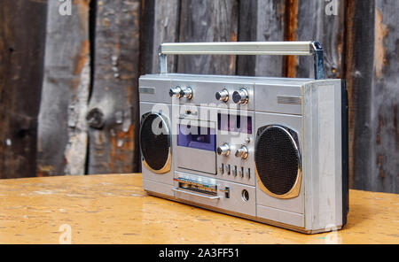Retro Kassettenrecorder auf hölzernen Tisch im Freien Nahaufnahme Stockfoto
