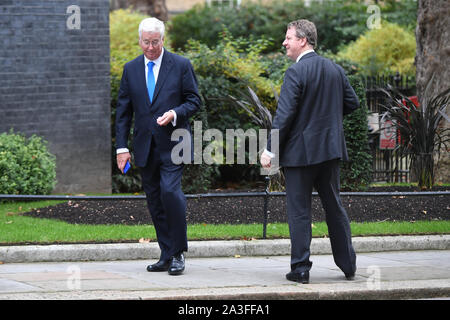 Sir Michael Fallon, MP (links), übergibt Minister für Schottland Alister Jack (rechts), als er Blätter 10 Downing Street, London, nach einer Kabinettssitzung. Stockfoto