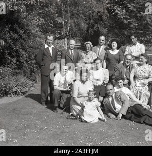 1950er Jahre, historische, Gruppe Familie Abbildung, Cambridge, England, UK, mit verschiedenen Generationen und der Mode und Kleidung des EFR. Stockfoto