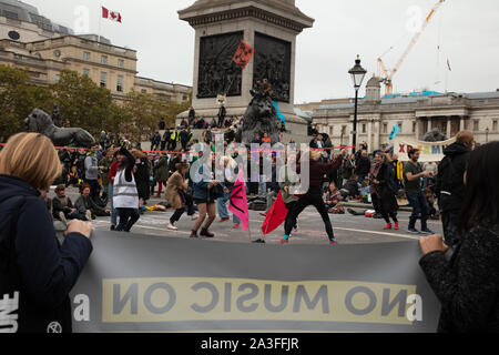 London, Großbritannien. 7. Oktober 2019. Aussterben Rebellion Demonstranten gesehen Tanzen auf dem Trafalgar Square an zwei einwöchigen Protest in London. Credit: Joe Kuis/Alamy Nachrichten Stockfoto