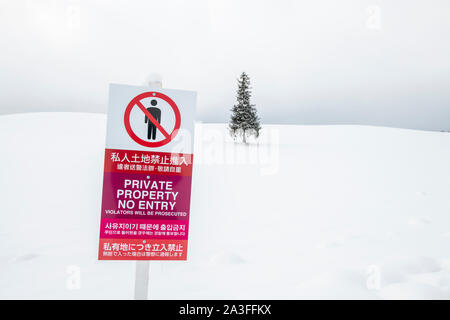 Keine übertretenden Zeichen in Japan Hokkaido Biei Touristen aus zu Fuß auf einem privaten Grundstück von lokalen Bauern Besitz zu verhindern. Stockfoto