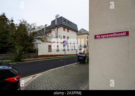 Teplice, Tschechische Republik. 08 Okt, 2019. David Rath, ehemaligen Mittelböhmen Region Gouverneur für die Sozialdemokraten (CSSD) schuldig für Korruption, begann seine sieben, Jahre Haft in Teplice, Nordböhmen, Tschechische Republik, am Montag, 7. Oktober 2019. Der Hof stellte Rath schuldig von der Korruption innerhalb der öffentlichen Beschaffung für den Wiederaufbau der Bustehrad chateau verbunden. Auf dem Foto von Oktober 8, 2019, gibt es die Teplice Untersuchungshaftanstalt. Credit: Ondrej Hajek/CTK Photo/Alamy leben Nachrichten Stockfoto