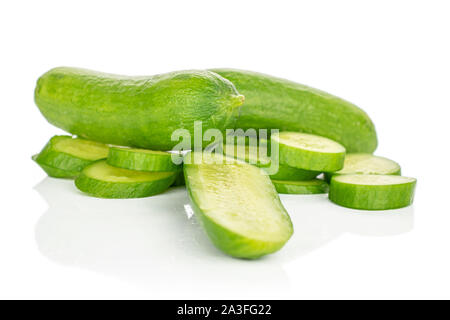 Gruppe von zwei ganze Menge Stücke der Mini grüne Gurke auf weißem Hintergrund Stockfoto