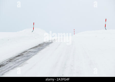 Winterliche Straßenbedingungen und Straße Marker Hokkaido, Japan Stockfoto