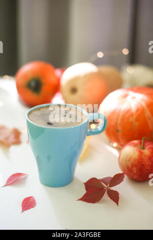 Blaue Tasse Kaffee mit orange Kürbisse im Hintergrund. Herbst oder fallen noch Leben Stockfoto