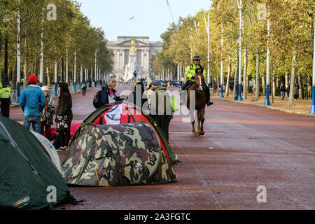 Die Mall, London, UK. 8. Oktober, 2019. Aussterben rebellion Klimawandel Demonstranten um Westminster. Quelle: Matthew Chattle/Alamy leben Nachrichten Stockfoto