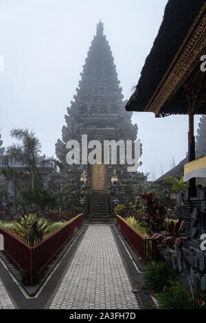 Die Pura Ulun Danu Batur Balinesischen Hinduismus Tempel an einem nebligen Tag in Kintamani in Bali, Indonesien Stockfoto