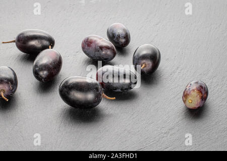 Menge ganz, frisch Schwarze Traube am grauen Stein Stockfoto