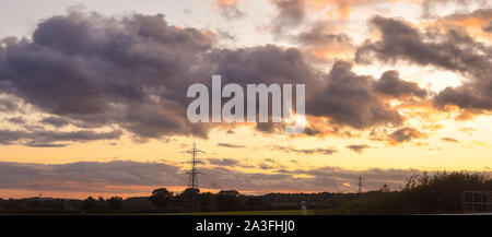 Strom pylon Energieverteilung liefern über Land Stockfoto