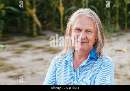 Portrait eines älteren Grau langhaarigen Mann auf sonnigen Sommertag im Freien Stockfoto