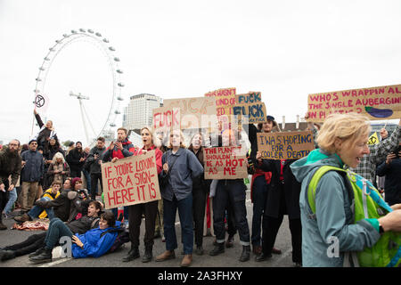 London, Großbritannien. 7. Oktober 2019. Aussterben Rebellion Demonstranten auf die Westminster Bridge an zwei einwöchigen Protest in London. Credit: Joe Kuis/Alamy Nachrichten Stockfoto