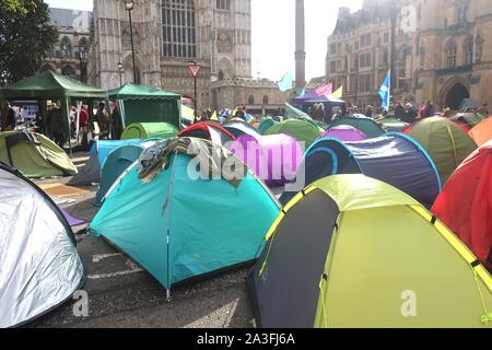 London, Großbritannien. 8. Oktober, 2019. In einem erfolgreichen Betrieb über Nacht Polizei alle London Brücken geräumt und die meisten Westminster XR Demonstranten und der Protest wird ausgeführt haben es natürlich durch das Wochenende. Credit: Brian Minkoff/Alamy leben Nachrichten Stockfoto