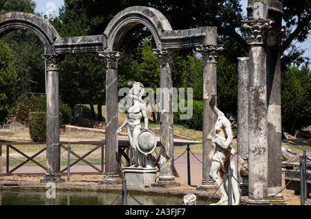 Blick auf das UNESCO-Canopus und die Statuen in der Villa Adriana, dem Palast, der im Hügel unterhalb des Tivoli vom Kaiser Hadrian im zweiten Jahrhundert nach Christus erbaut wurde. Stockfoto