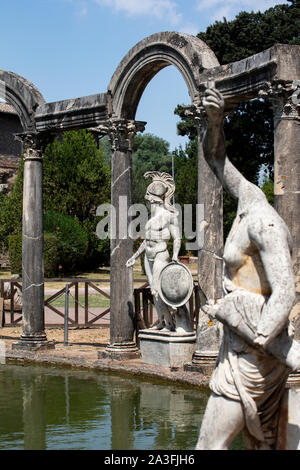 Blick auf das UNESCO-Canopus und die Statuen in der Villa Adriana, dem Palast, der im Hügel unterhalb des Tivoli vom Kaiser Hadrian im zweiten Jahrhundert nach Christus erbaut wurde. Stockfoto