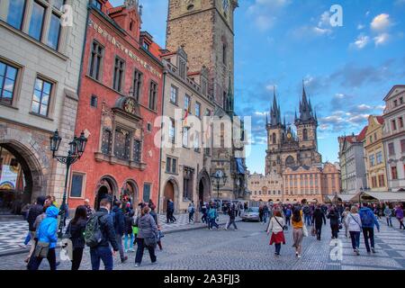 Prag, Tschechische Republik - 24. September 2018: Altstädter Ring in Prag, Tschechische Republik, Europa. Blick auf die Teynkirche und traditionellen Markt. Stockfoto