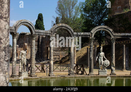 Blick auf das UNESCO-Canopus und die Statuen in der Villa Adriana, dem Palast, der im Hügel unterhalb des Tivoli vom Kaiser Hadrian im zweiten Jahrhundert nach Christus erbaut wurde. Stockfoto