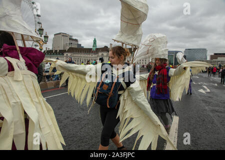 London, Großbritannien. 7. Oktober 2019. Aussterben Rebellion Demonstranten gekleidet, wie Vögel an ein zweiwöchiges Protest in London. Credit: Joe Kuis/Alamy Nachrichten Stockfoto