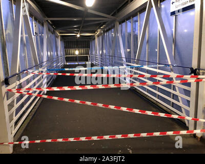 Eine Polizeikette in Rutherglen Bahnhof in South Lanarkshire, nachdem ein Jugendlicher wurde angeblich gegen 17:00 Uhr am Montag erstochen. Zwei Jungen im Alter von 14 und 18 nach dem Vorfall wurden festgenommen. Stockfoto