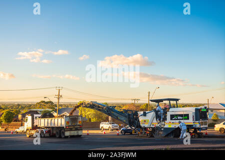 Adelaide, South Australia - Dezember 4, 2017: Bauarbeiten für neue Straße Profiling und Asphalt legen mit Einsatz von modernen Kaltfräse auf Springbank Stockfoto