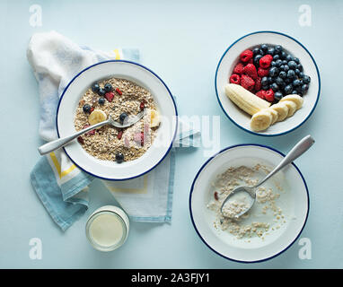 Essen porridge Haferflocken mit Obst, Früchte und Honig. Konzept der gesunden Frühstück, Wohlbefinden, gesunde Ernährung, Diät und Gewichtsverlust Stockfoto
