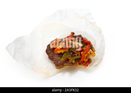 Gegrilltes Schweinefleisch Hals serviert mit Paprika. Essen auf dem Papier. Stockfoto