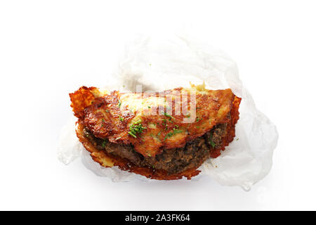 Ungarischen Kartoffelpuffer mit Gulasch serviert. Traditionelle Küche Stockfoto