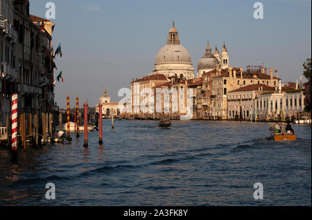 Blick auf den Canal Grande in Venedig, Italien, zur Kuppel der Basilika Santa Maria della Salute, mit den Venetianischen Palästen, die den Kanal sägen. Stockfoto