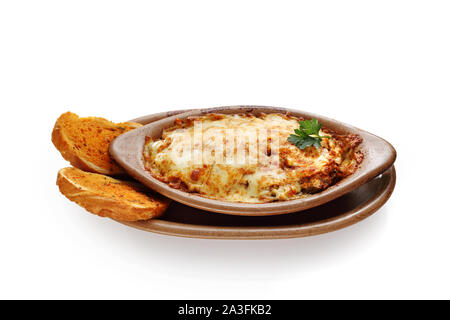 Mit Kartoffeln, Fleisch und Käse Auflauf. In einer Auflaufform serviert. Stockfoto