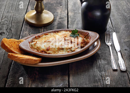 Mit Kartoffeln, Fleisch und Käse Auflauf. In einer Auflaufform serviert. Stockfoto