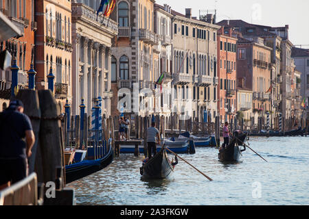 Gondeln auf dem Canal Grande Form einer Warteschlange off Touristen am Ende der Fahrt. Stockfoto