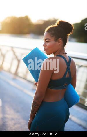 Frau mit Leggings und kurzen Top bereit für Workout Stockfoto