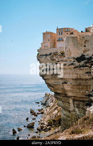 Der Kalkstein Klippe Zitadelle Stadt Bonifacio liegt an der südlichen Spitze von der französischen Insel Korsika - Corse du Sud Frankreich. Stockfoto