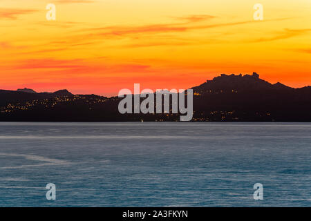 Bunte Golden Sunset View aus Sardinien zu den Inseln La Maddalena und Caprera, mit mediterranen Meer und leuchtend roter Himmel. Sardinien, Italien Stockfoto