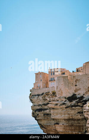 Der Kalkstein Klippe Zitadelle Stadt Bonifacio liegt an der südlichen Spitze von der französischen Insel Korsika - Corse du Sud Frankreich - kopieren. Stockfoto