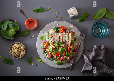 Gesunde Bohne und Quinoa Salat mit Spinat, Chili Stockfoto
