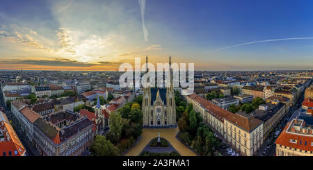 Pfarrkirche St. Elisabeth der Árpád-Haus ist eine weniger bekannte Kirche in Budapest. Aber absoulutely Wunderschönes Hotel mit einem netten Garten. Stockfoto