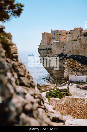 Der Kalkstein Klippe Zitadelle Stadt und Fähre von Bonifacio liegt an der südlichen Spitze von der französischen Insel Korsika - Corse du Sud Frankreich. Stockfoto