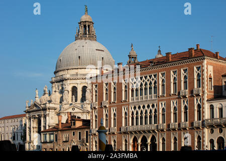 Blick auf den Canal Grande in Venedig, Italien, zur Kuppel der Basilika Santa Maria della Salute, mit den Venedig Palästen an den Kanalseiten Stockfoto