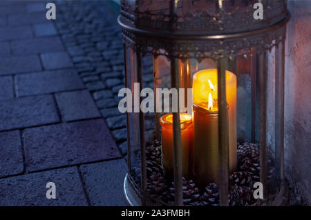 Kerzen in der Dunkelheit close-up, vintage Weihnachten Windlicht. Stockfoto