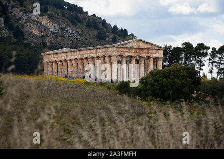 Ein Blick über die sizilianische Landschaft zum alten Tempel bei Segesta, der im Klassischen griechischen Stil im frühen vierten Jahrhundert v. Chr. erbaut wurde. Stockfoto