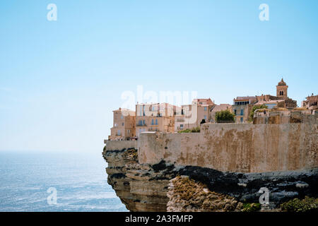Der Kalkstein Klippe Zitadelle Stadt Bonifacio liegt an der südlichen Spitze von der französischen Insel Korsika - Corse du Sud Frankreich - kopieren. Stockfoto